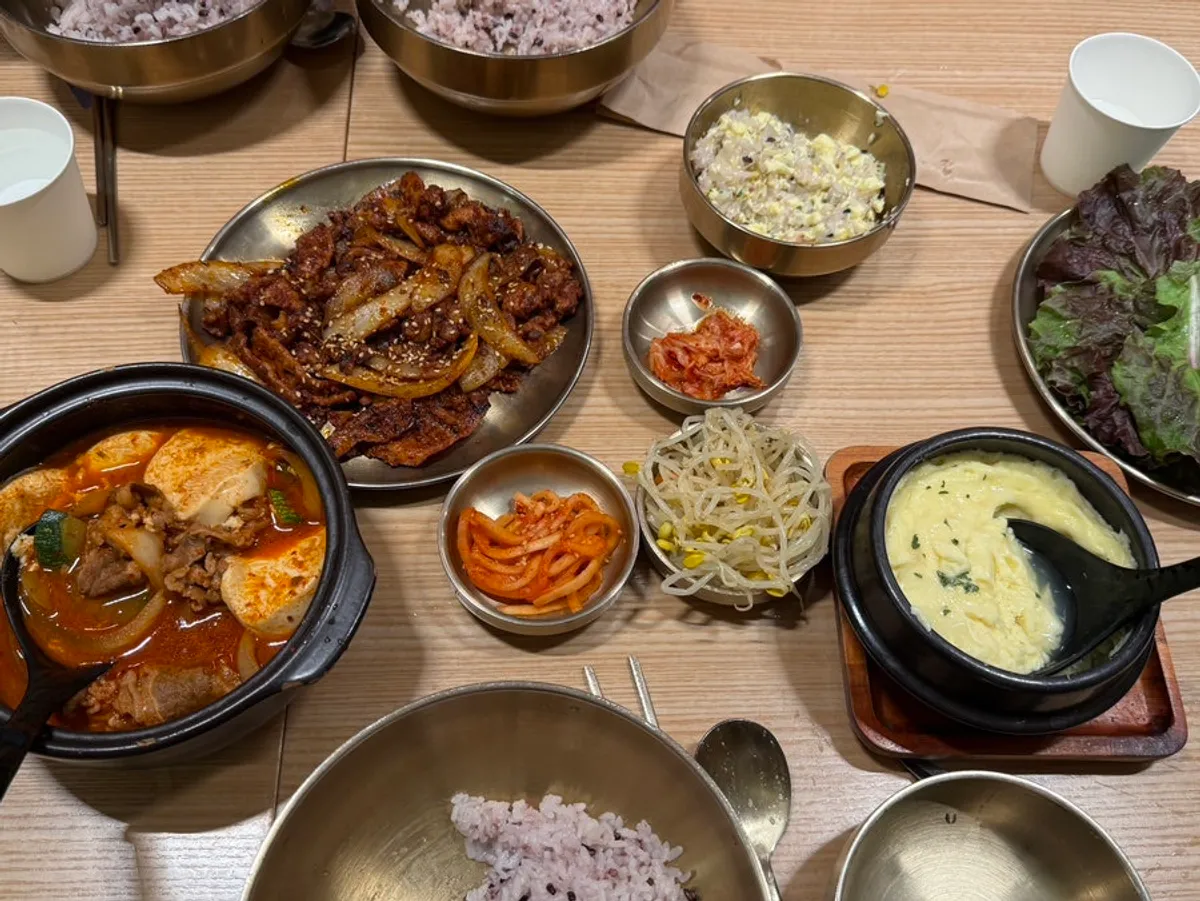 무생채 김치 콩나물 기본 반찬과 상추