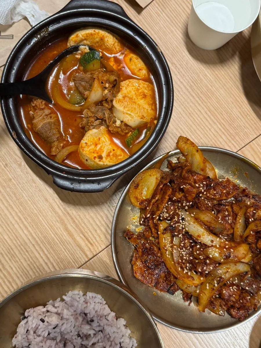커다란 그릇에 담겨 나온 공깃밥