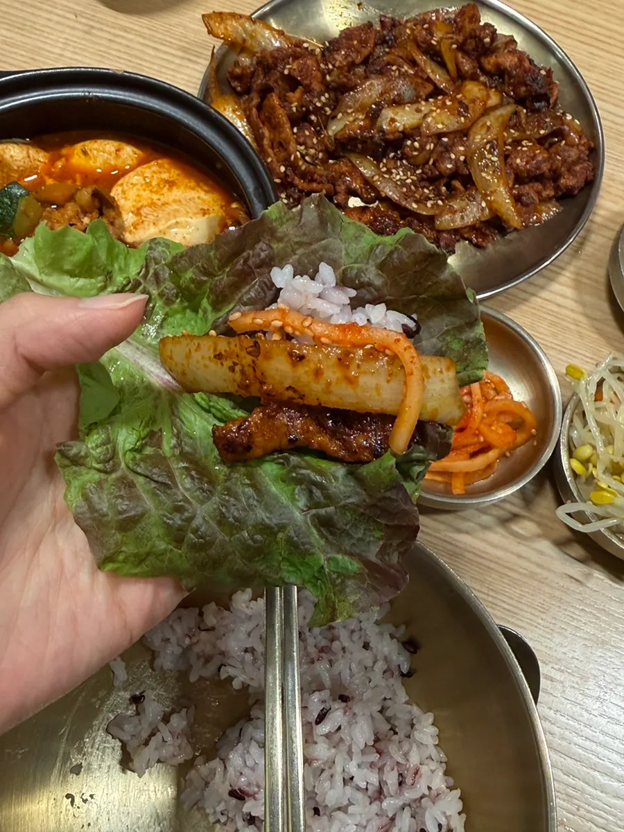 김가루 뿌린 밥과 짜글이 국물