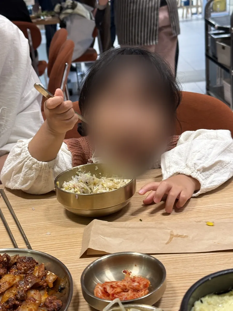 손님으로 채워진 밥장인 매장 안