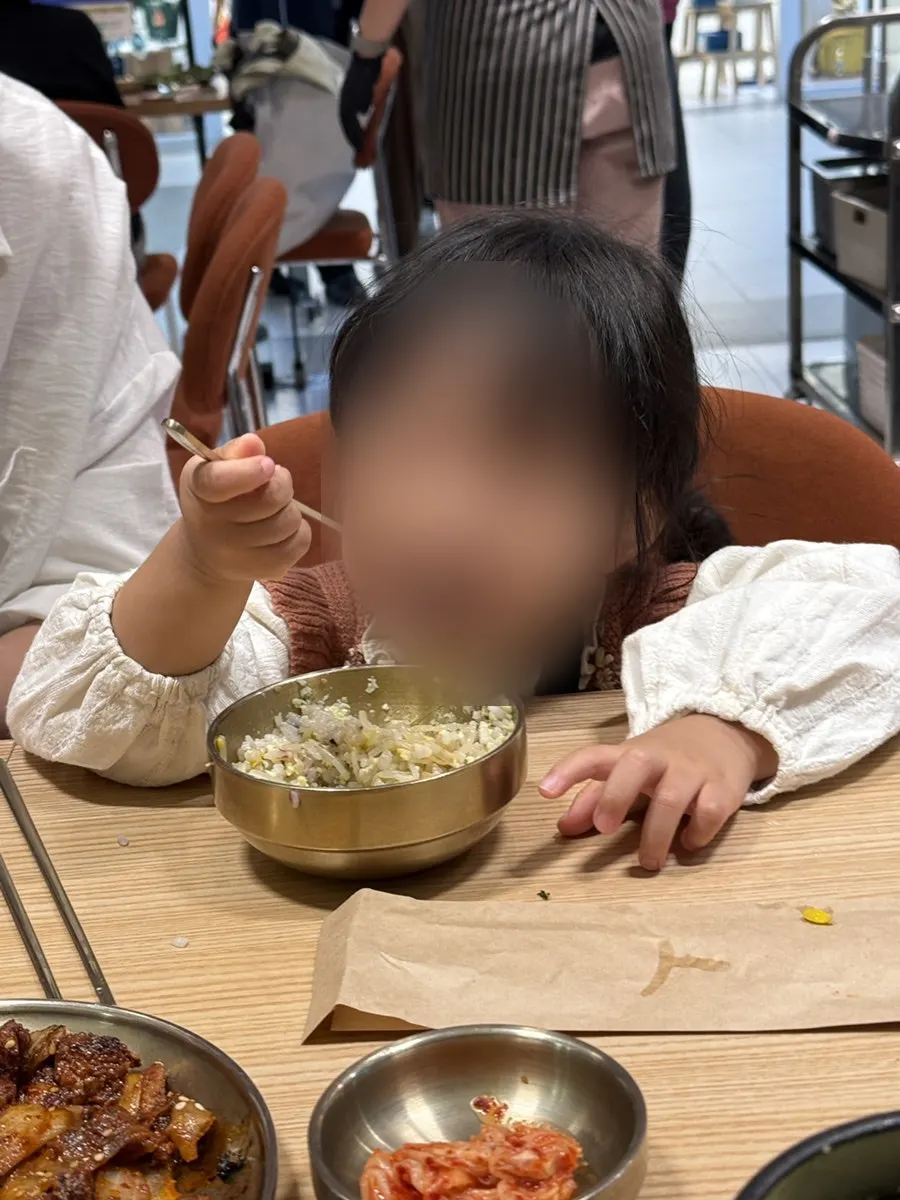 거의 비운 밥공기와 반찬 그릇