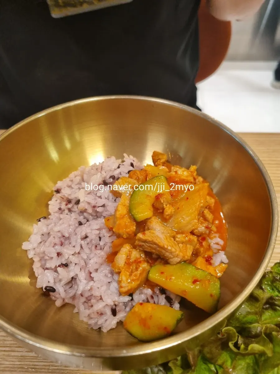 Rice topped with stew broth and fillings