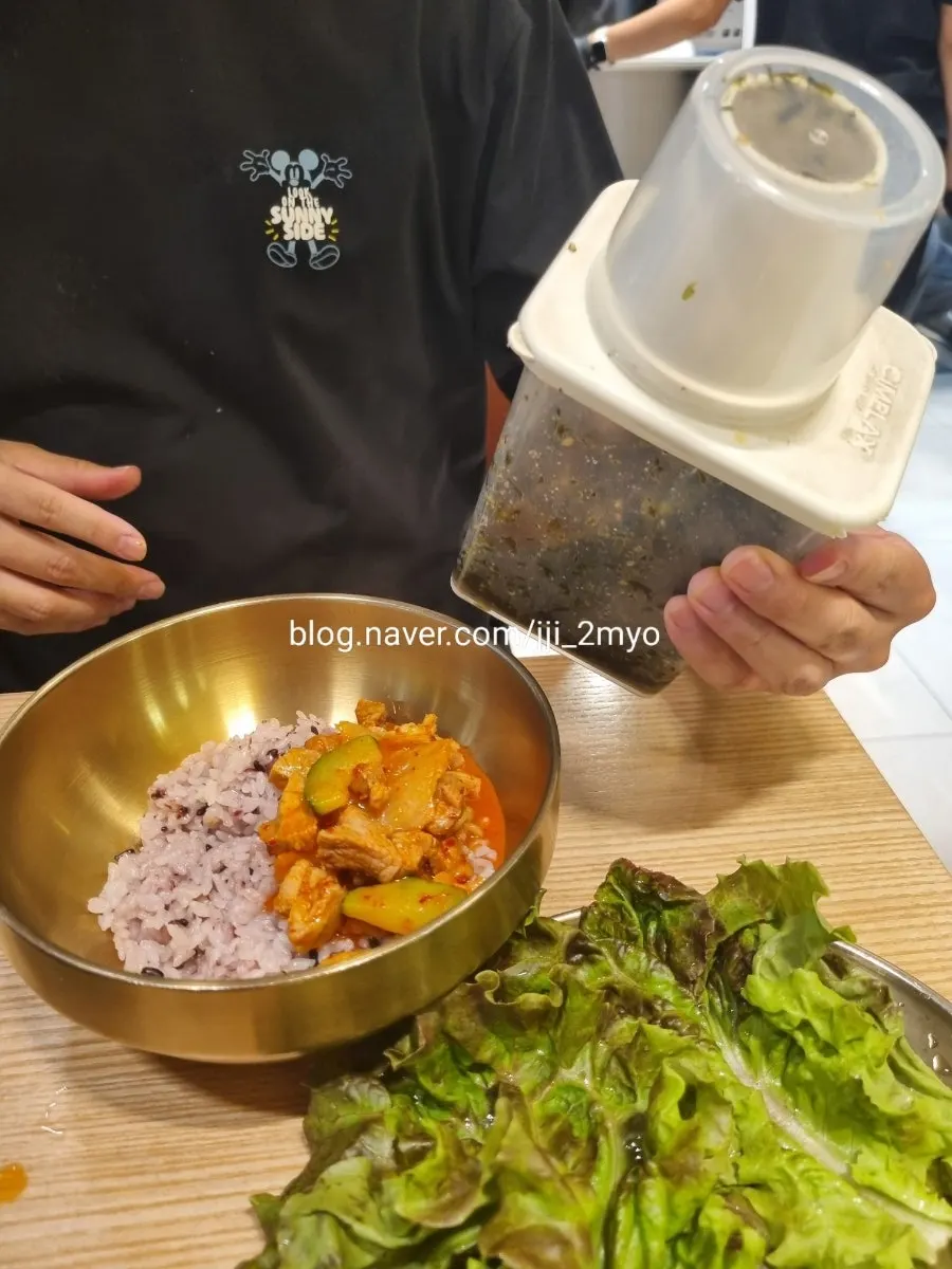 Bibimbap-style rice with gim flakes sprinkled on top