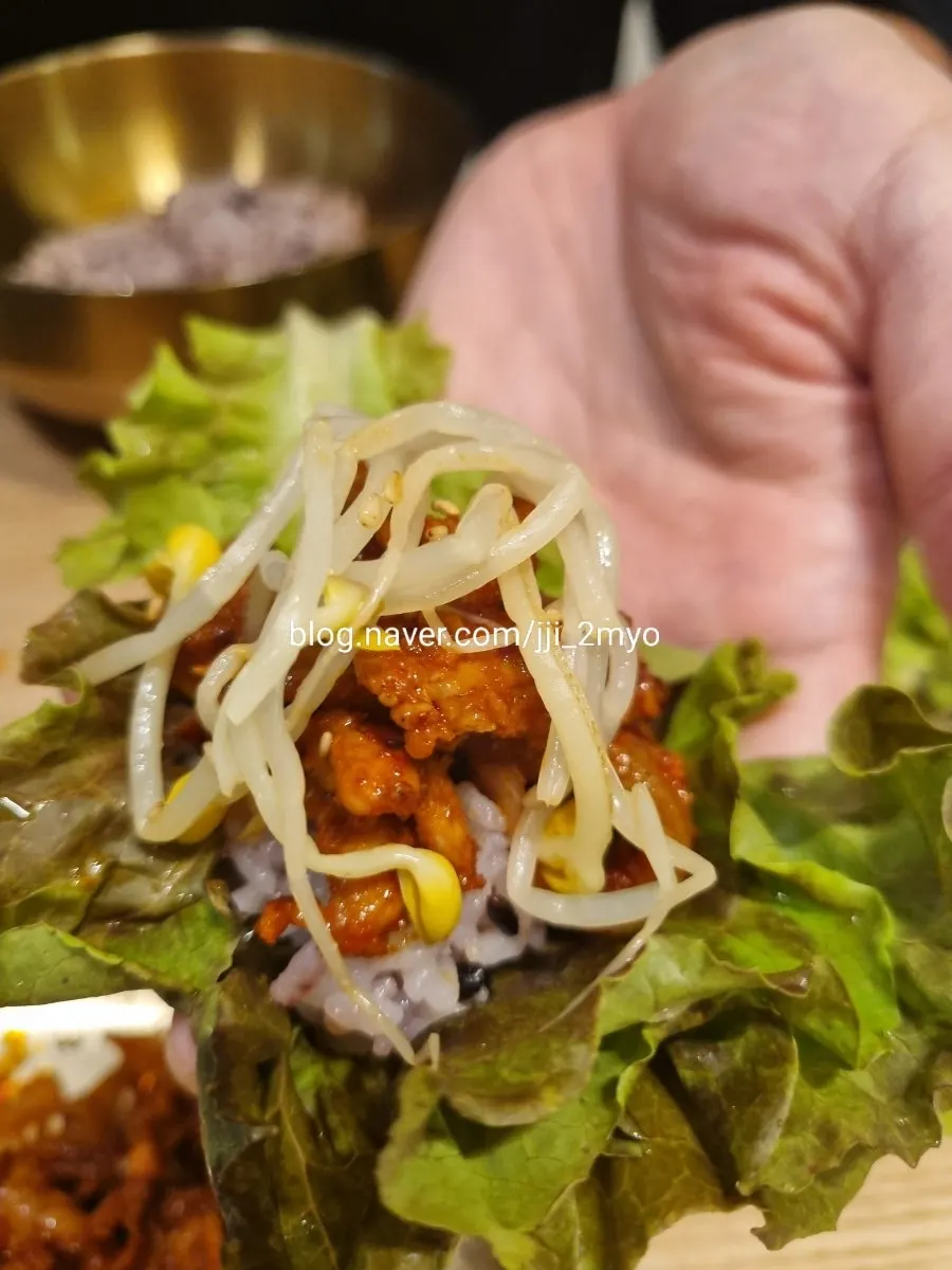 Vegetables served alongside the bulgogi for wraps
