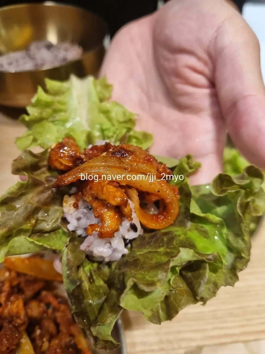 Lettuce wrap with bulgogi and bean sprouts