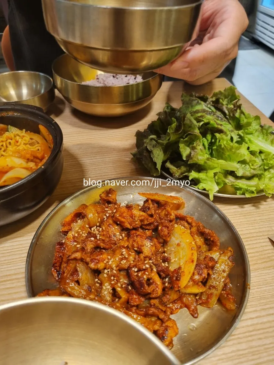 Wrapping up a late dinner at Bapjangin Express Bus Terminal Branch