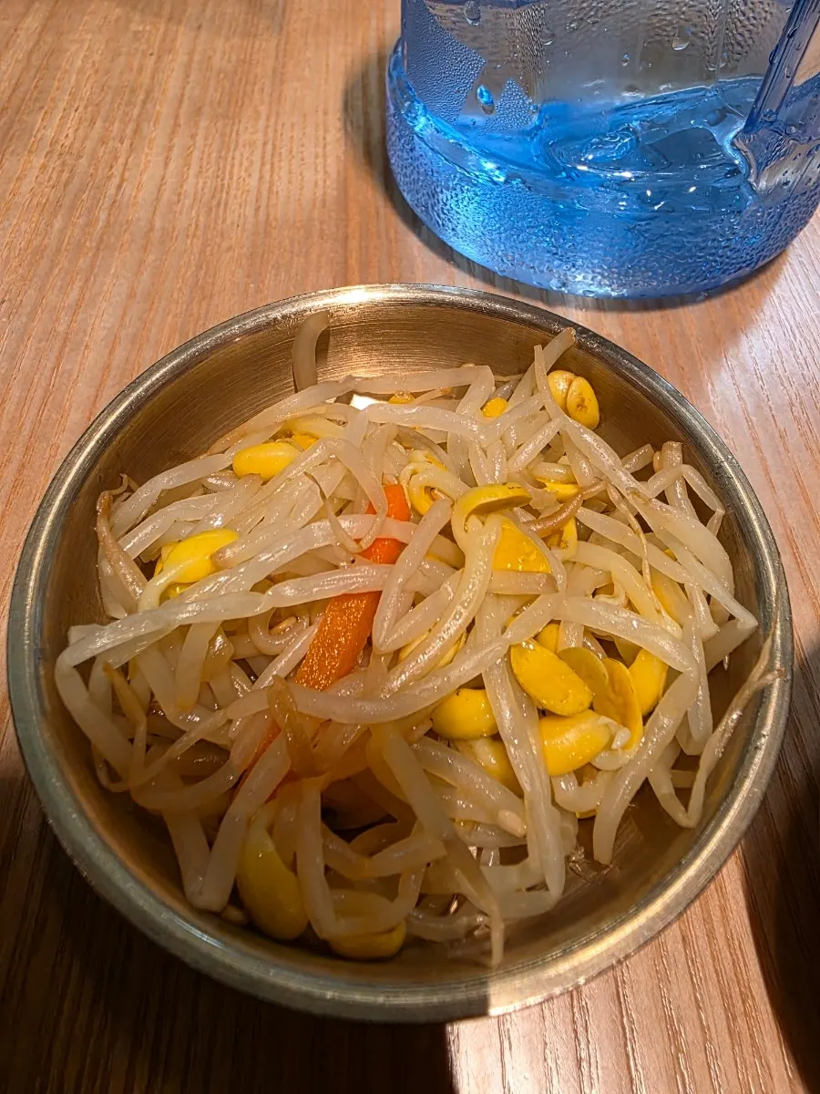 셀프바에 놓인 무생채