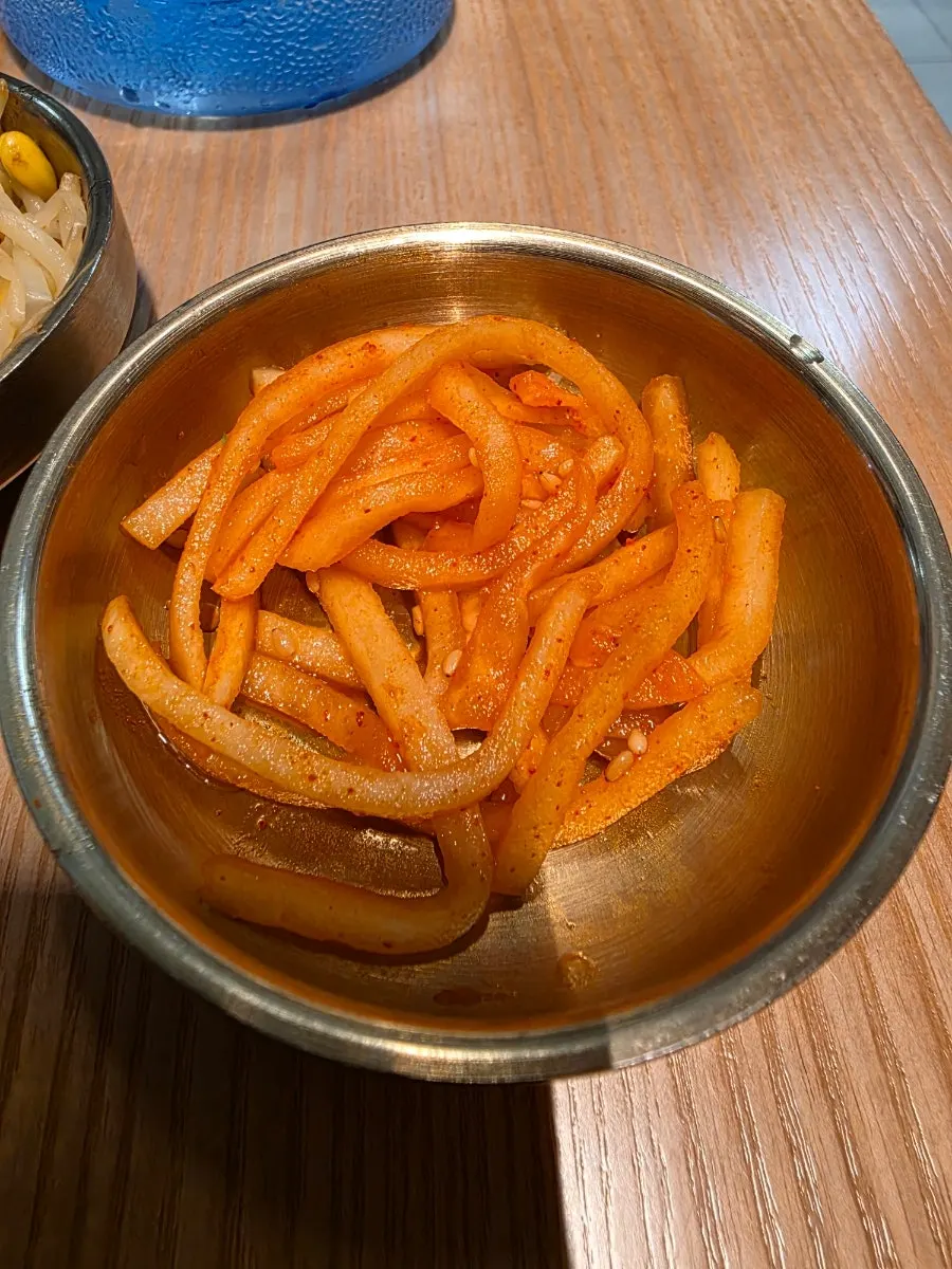 셀프바에 준비된 김치