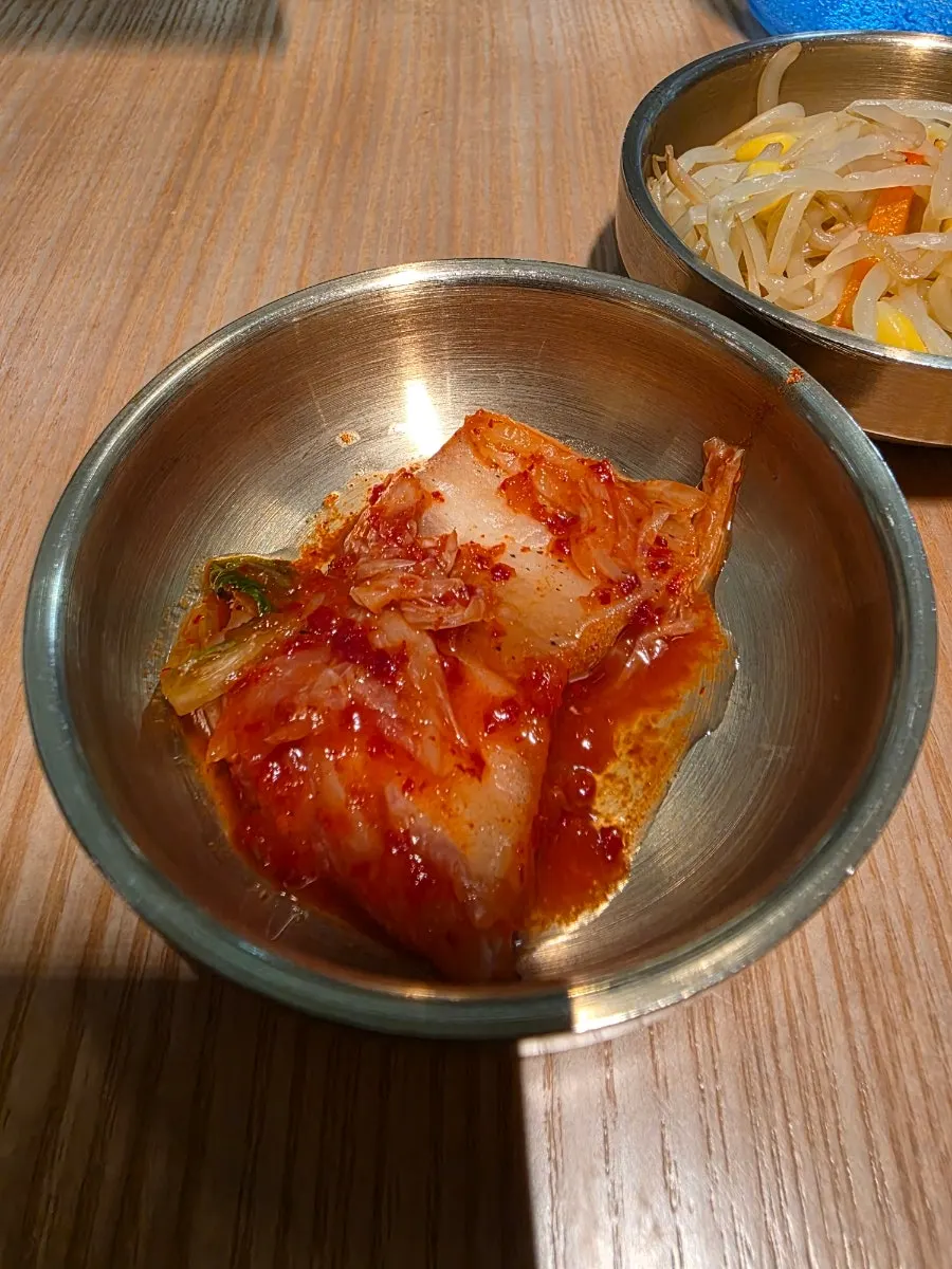 셀프바에 준비된 콩나물 반찬