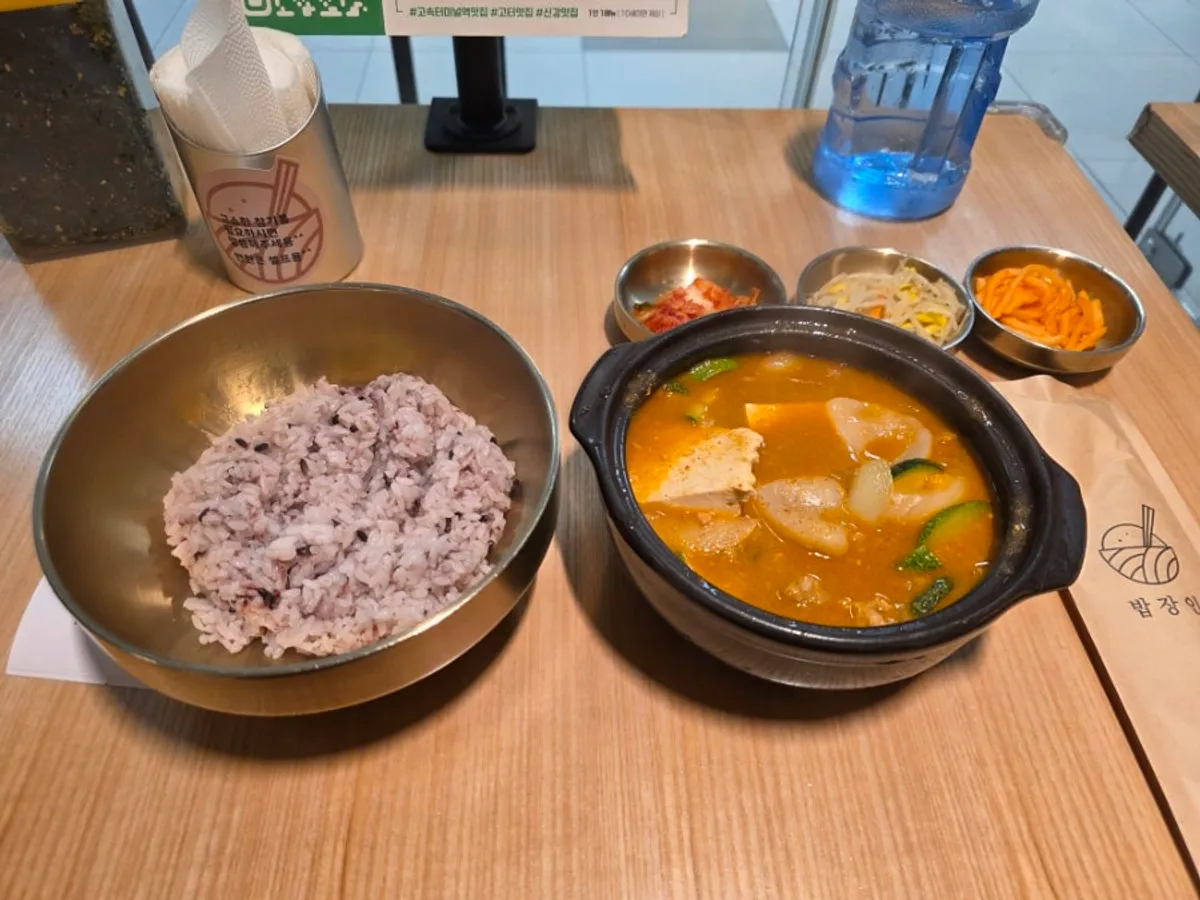 차돌된장찌개와 스팸이 나온 밥장인 1인 스팸세트 상차림