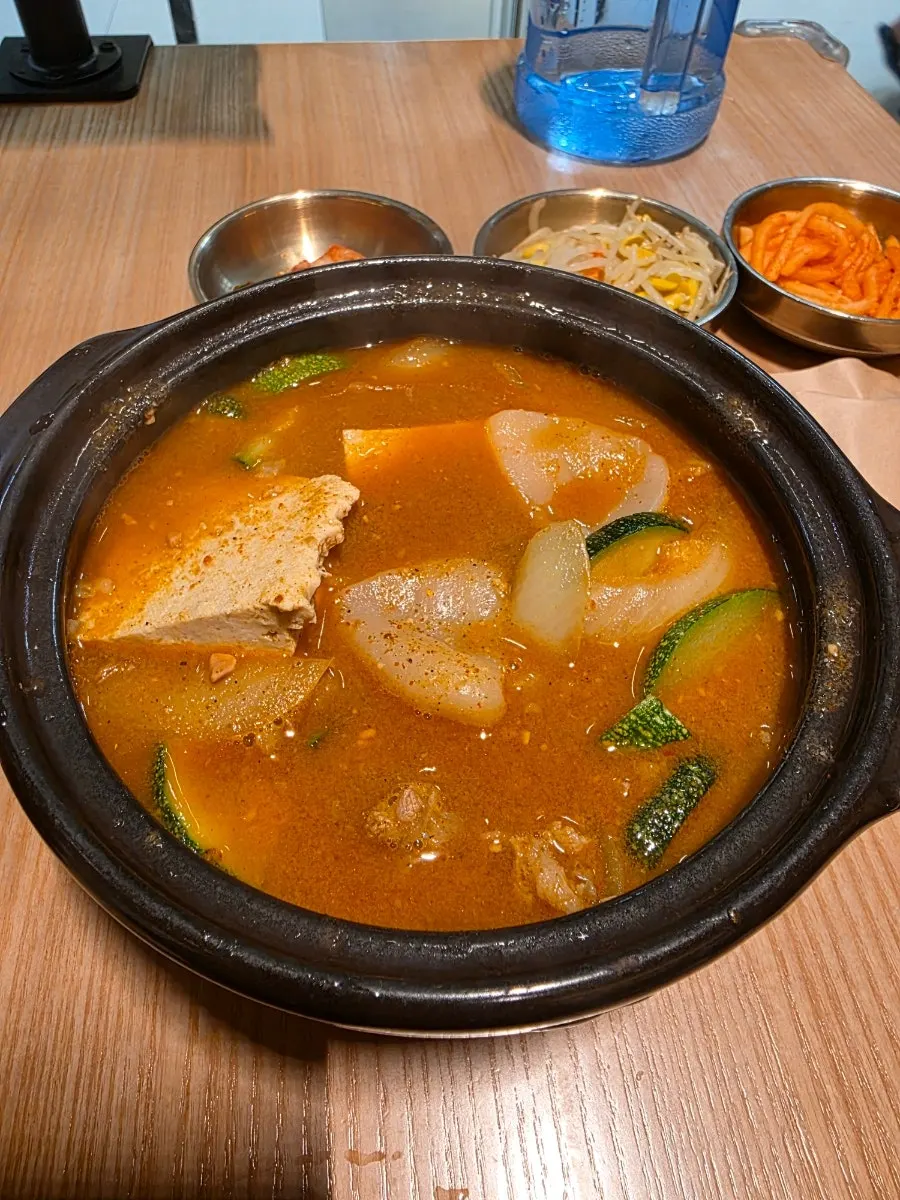 끓고 있는 차돌된장찌개 클로즈업