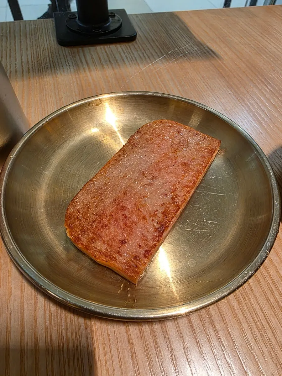 두부와 감자수제비를 건져 올린 모습