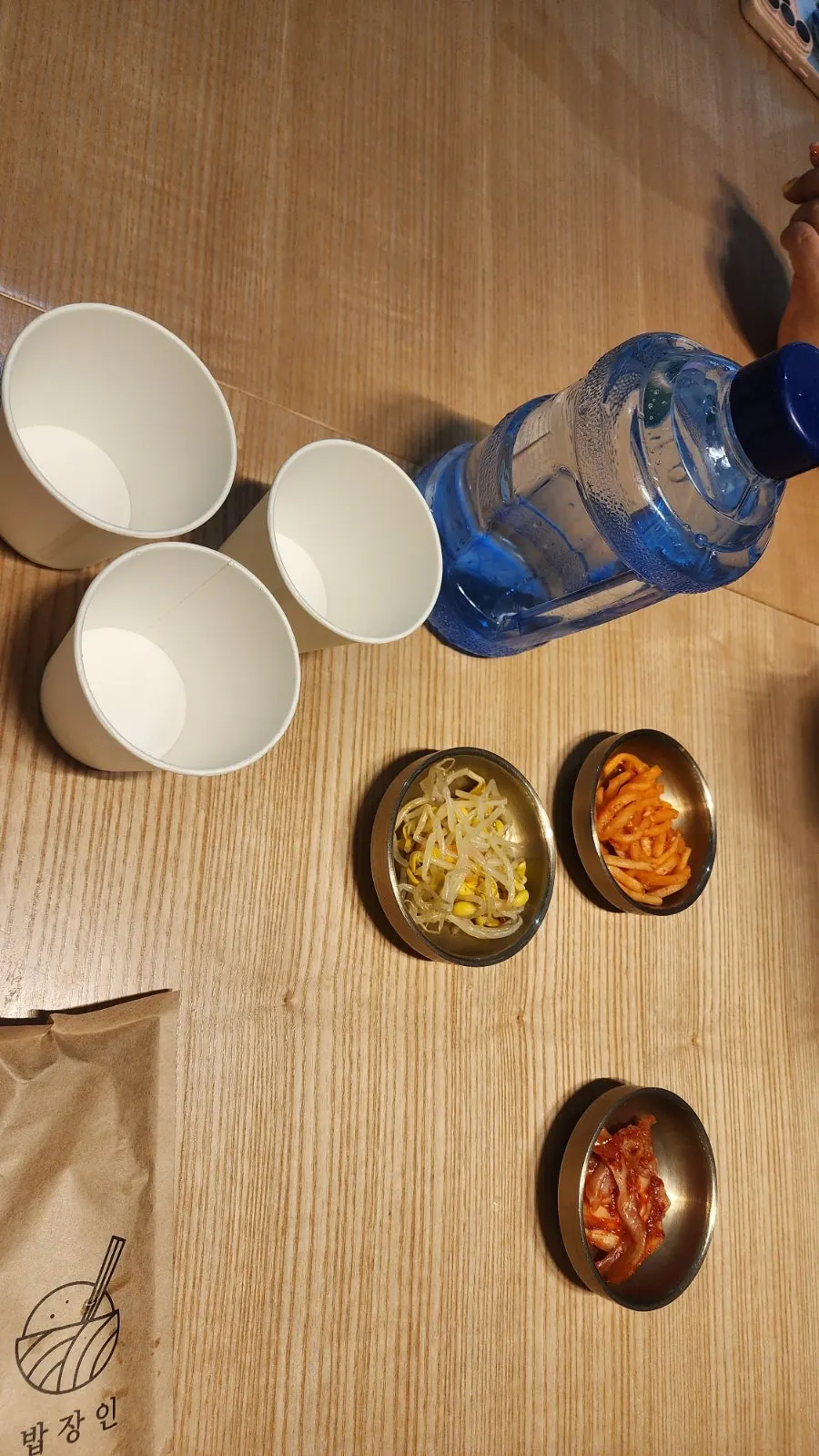 테이블에 바로 나온 귀여운 물통