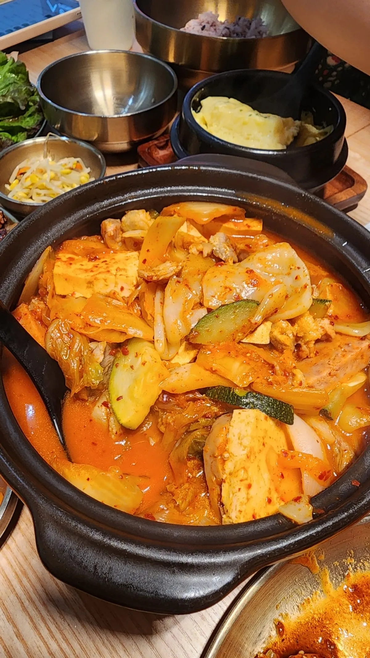재료 가득 담긴 뚝배기 김치 짜글이