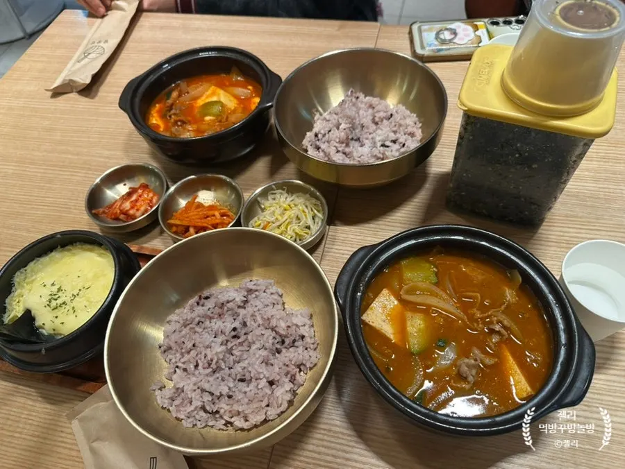 밥장인 테이블 세팅과 반찬