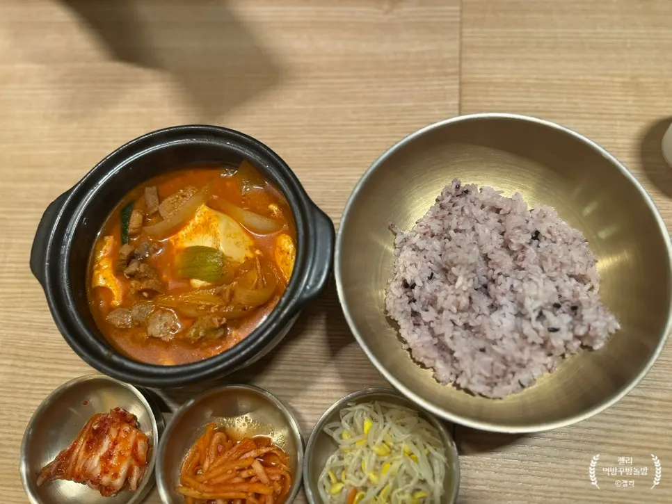 짜글이와 밥, 계란찜을 함께 차린 상
