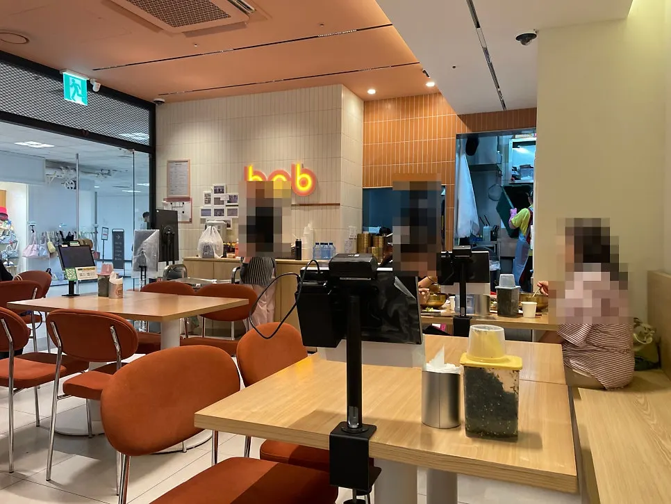 밥장인 고속터미널점 밝은 매장 내부