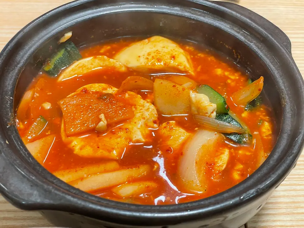 밥장인 깔끔한 감자찌개 한 뚝배기