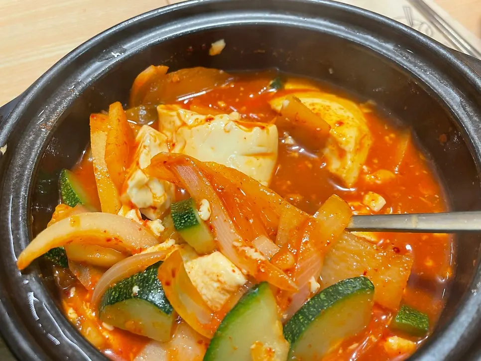 순두부와 감자가 들어간 찌개 속