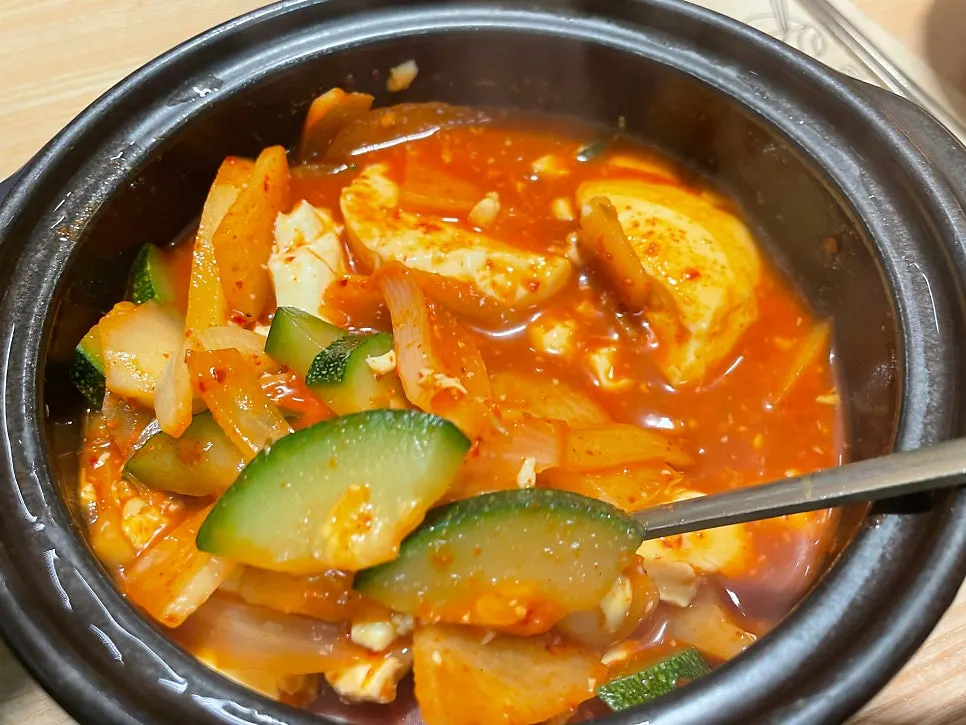 숟가락으로 뜬 감자찌개