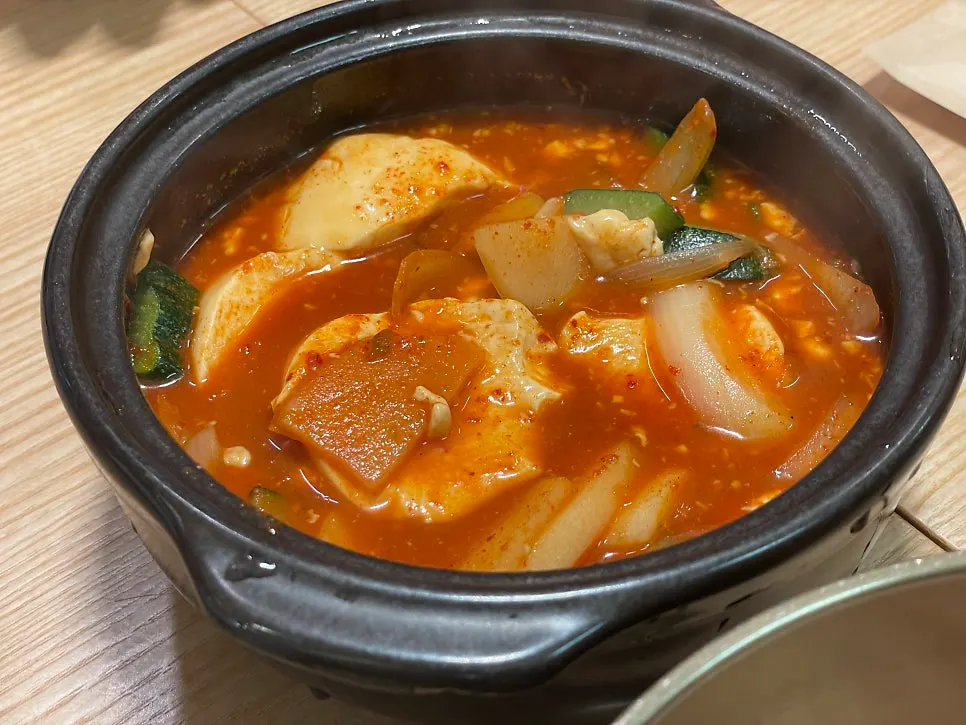칼칼하고 깔끔한 감자찌개 국물 클로즈업