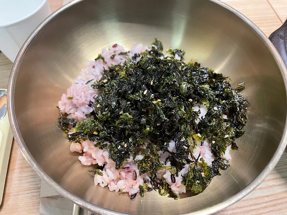 밥에 김자반을 올린 모습