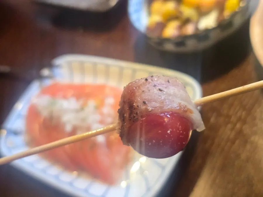 Yakitori served alongside drinks on the table