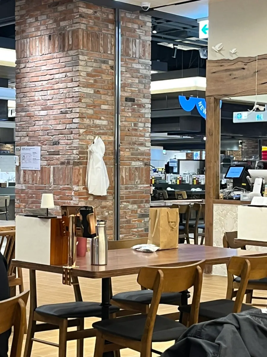 Interior atmosphere of Gomemui's dining hall