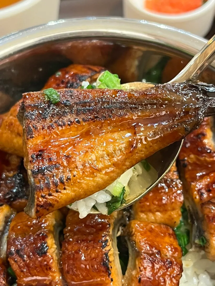 Close-up of the eel hot pot rice with the lid opened