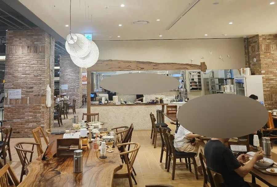 Wide view of the spacious, pleasant Gomemui restaurant