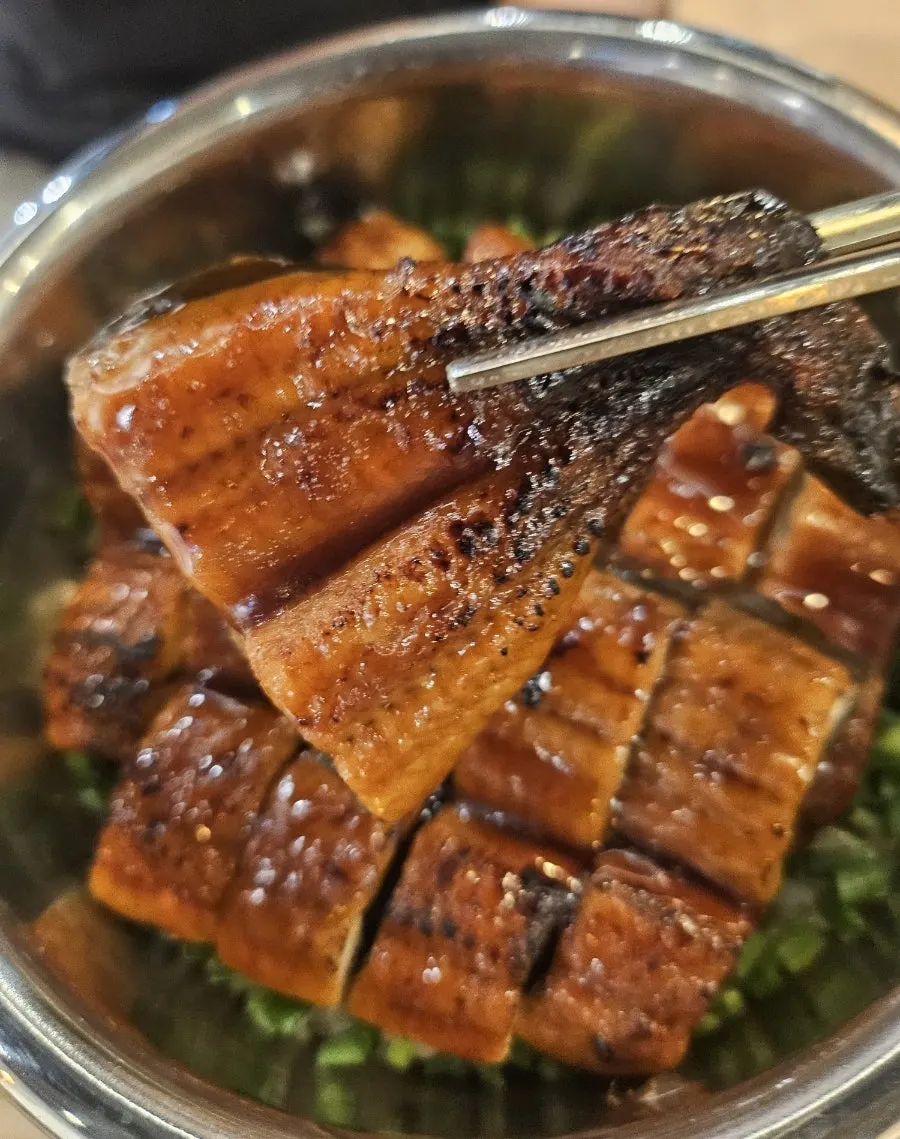 Eel sotbap served with sauce and ginger