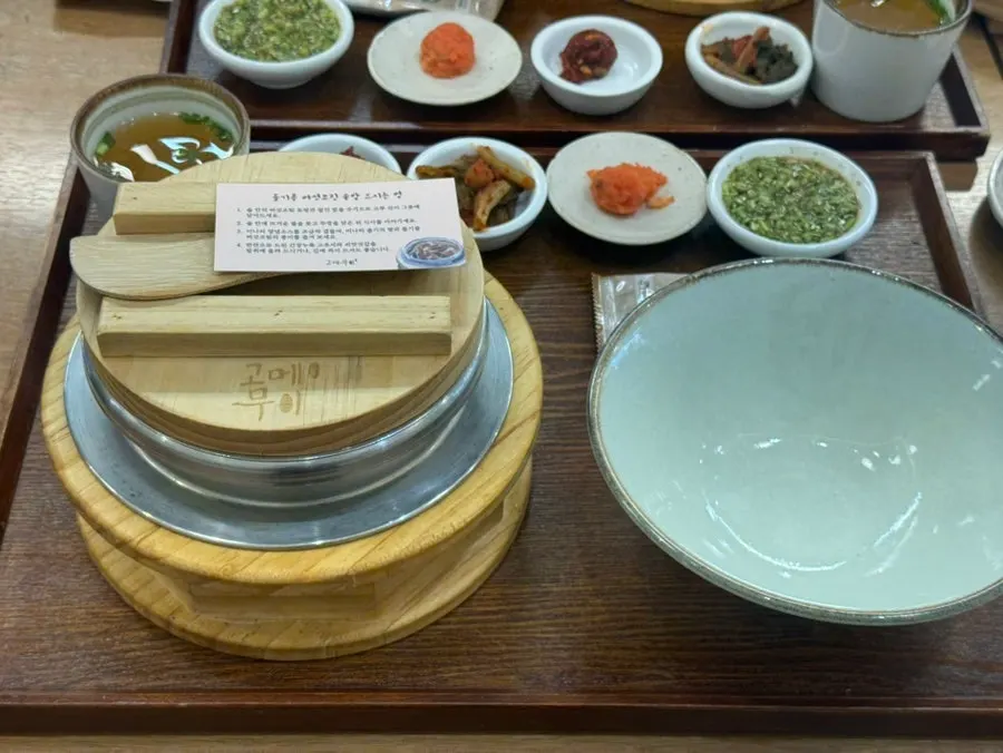 Broth soup and minari seasoning sauce among the basic side dishes