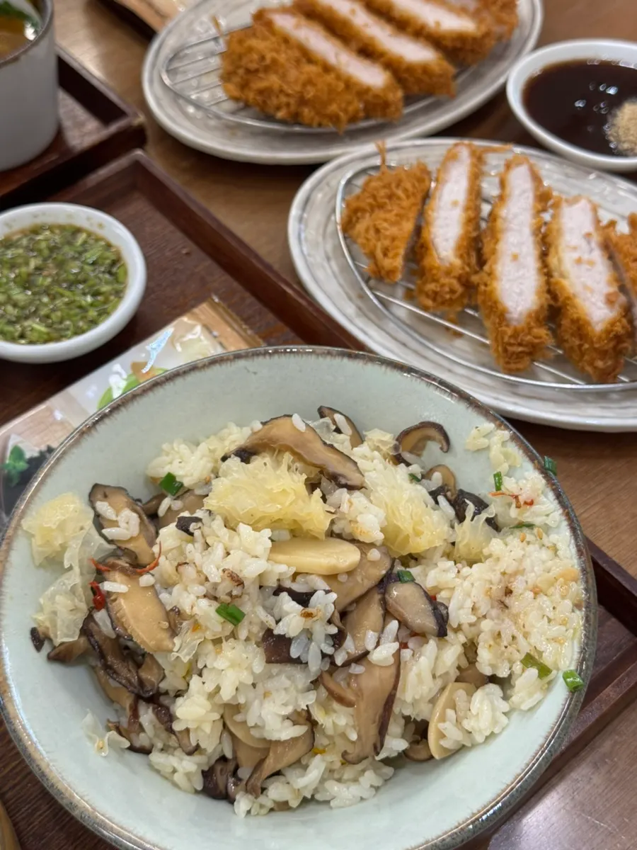 Pot rice topped with shiitake mushroom, lotus root, and white jelly mushroom