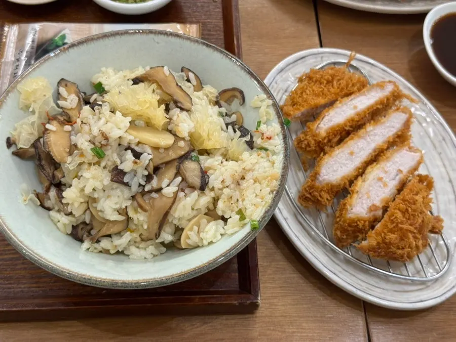 Perilla oil mushroom pot rice mixed with its toppings