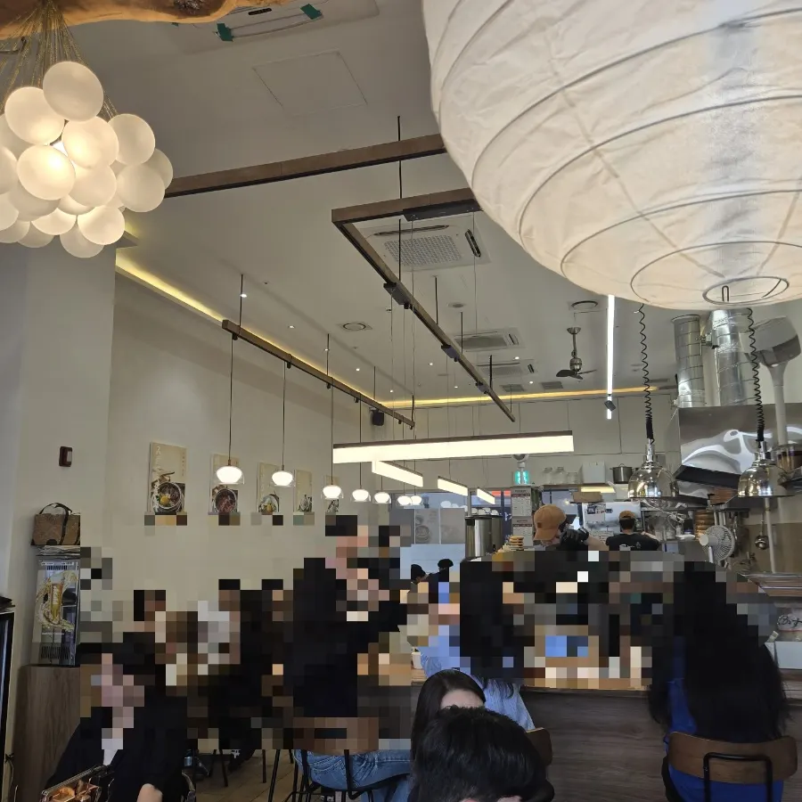 Gome Mui tables fully booked during lunch hour
