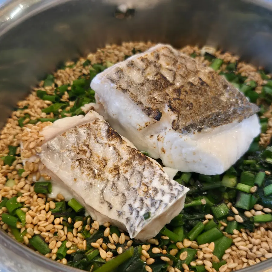 Sea bream pot rice wrapped in seaweed with pollack roe side dish