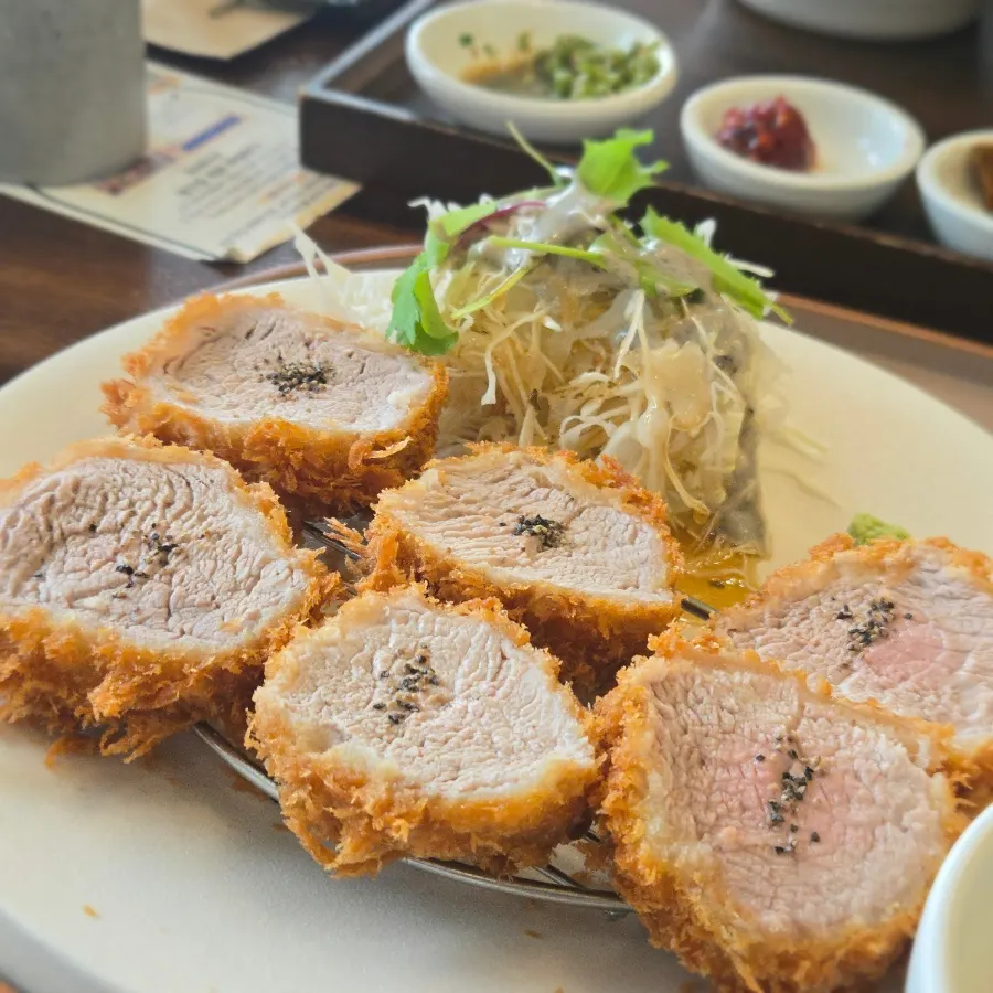 Gome Mui's pot rice and tonkatsu table spread