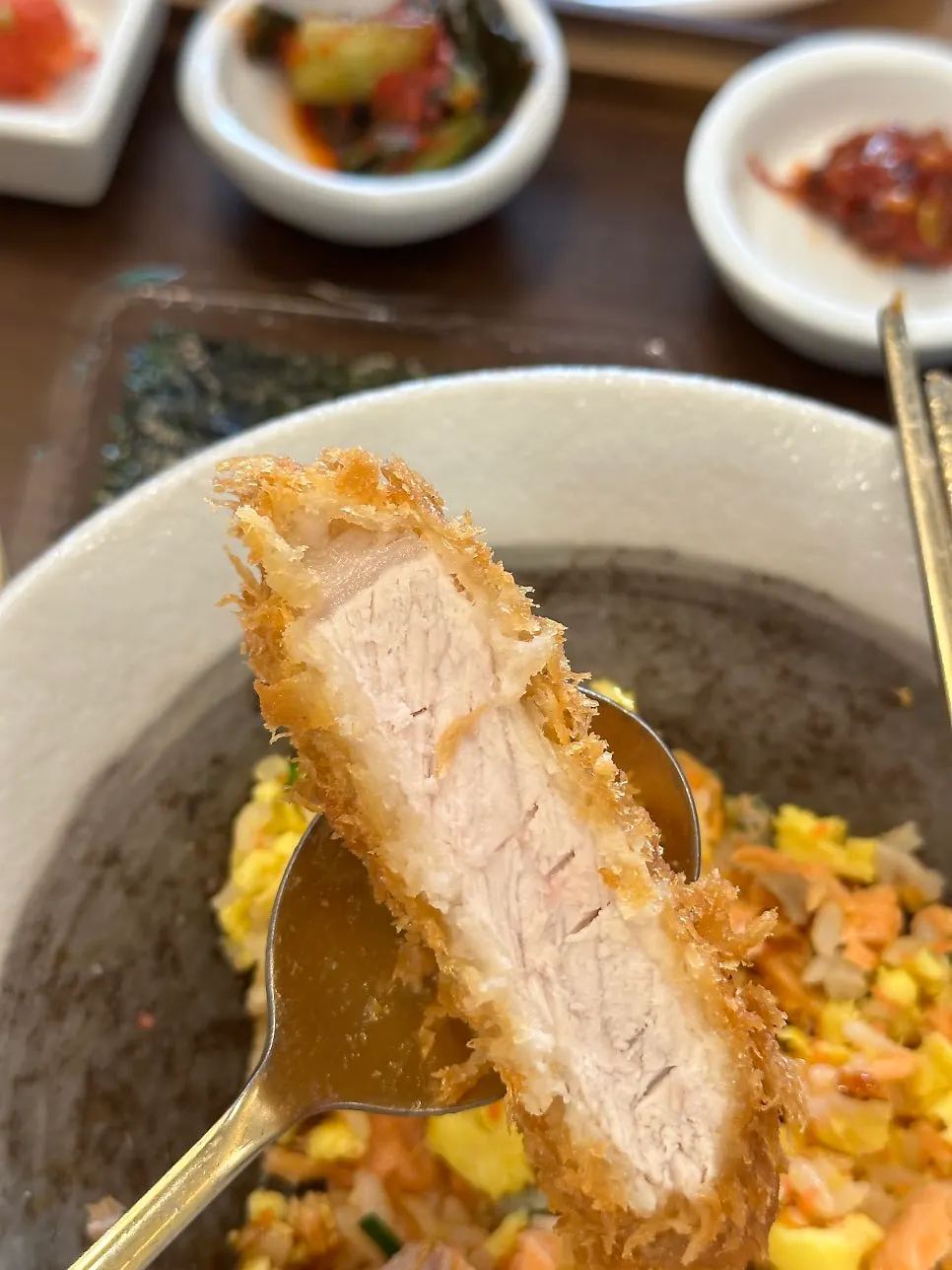 두툼하게 썰린 돈카츠 단면