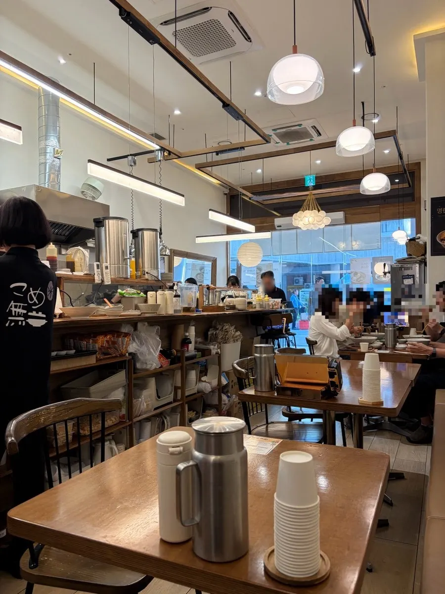 Gome Mui filled with customers during lunch hour