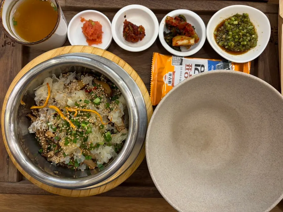 Perilla oil mushroom pot rice piled with mushrooms