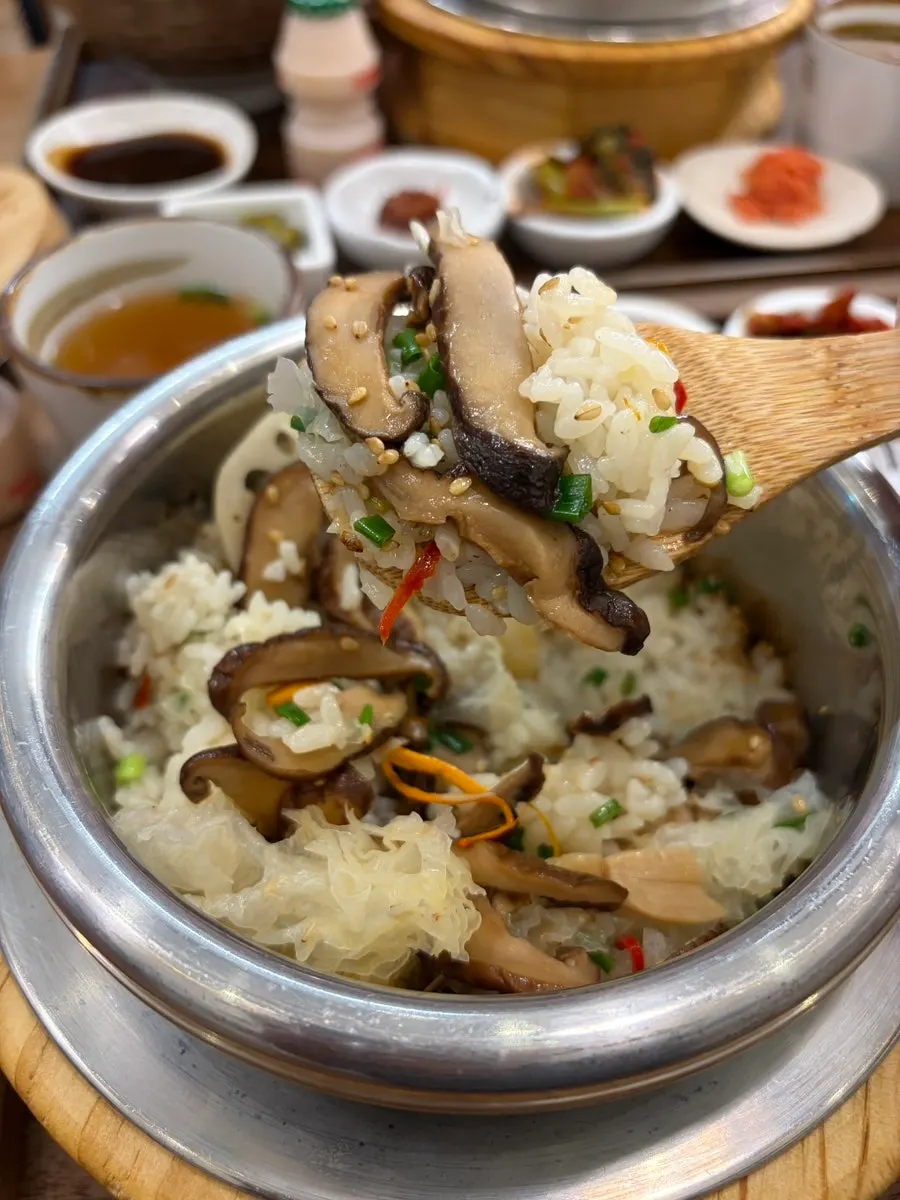 A spoonful of perilla oil mushroom pot rice