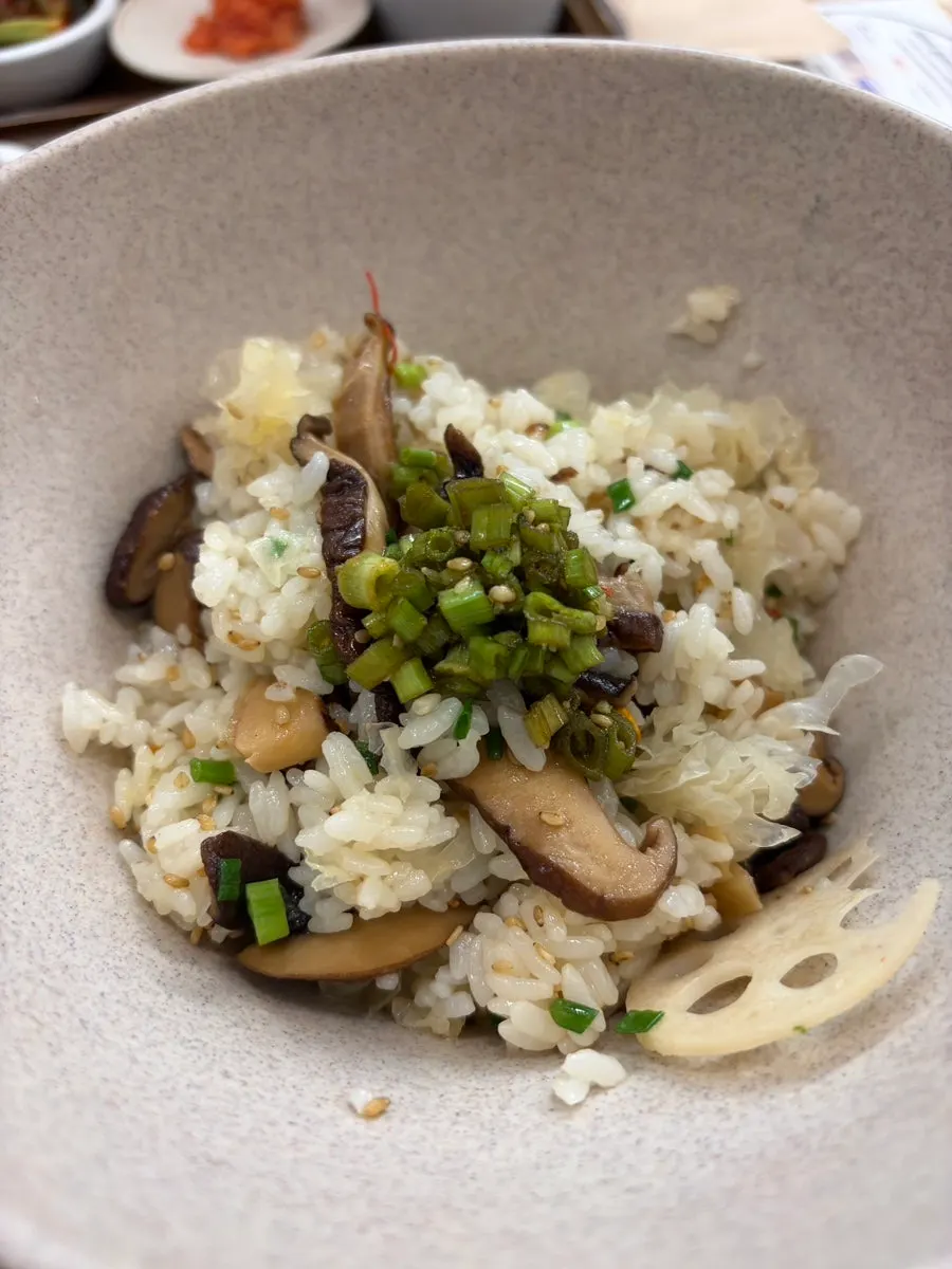 Perilla oil mushroom pot rice wrapped in seaweed