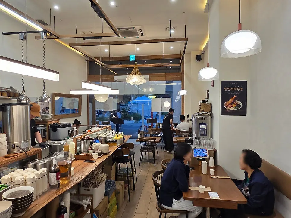 아담하고 정돈된 고메무이 매장 좌석