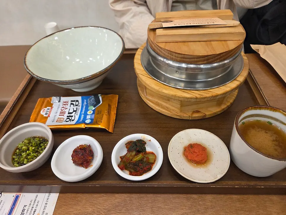 갓김치와 오징어젓갈, 미소된장국 기본 찬
