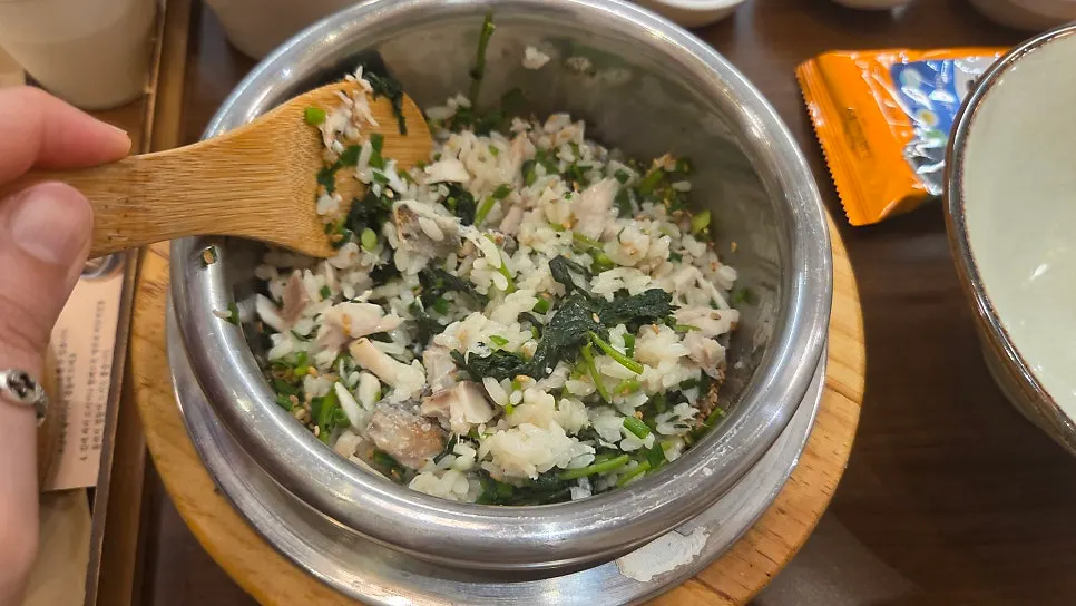 도톰하게 올라간 도미살 솥밥 클로즈업