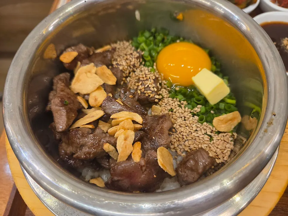 스테이크솥밥 돈카츠세트 한 상 차림
