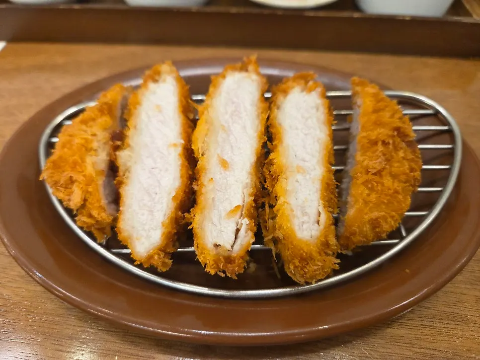 세트로 나온 바삭한 돈카츠