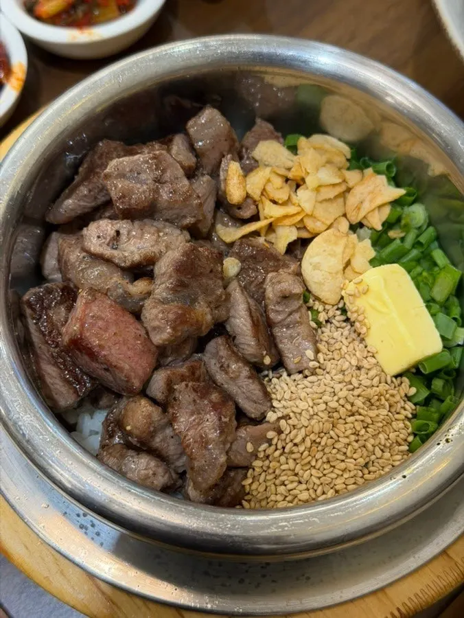 Pot rice and side dishes spread at Gome Mui Songpa Munjeong
