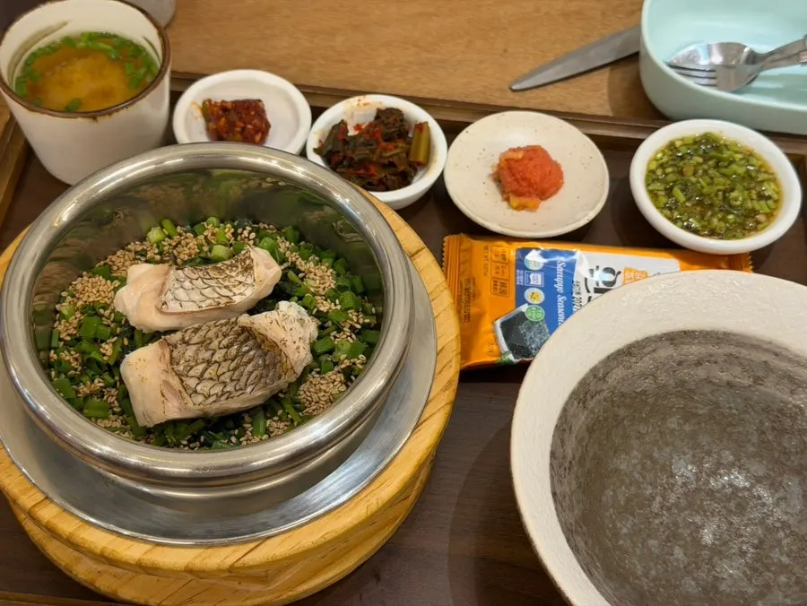 Sea bream pot rice served with side dishes