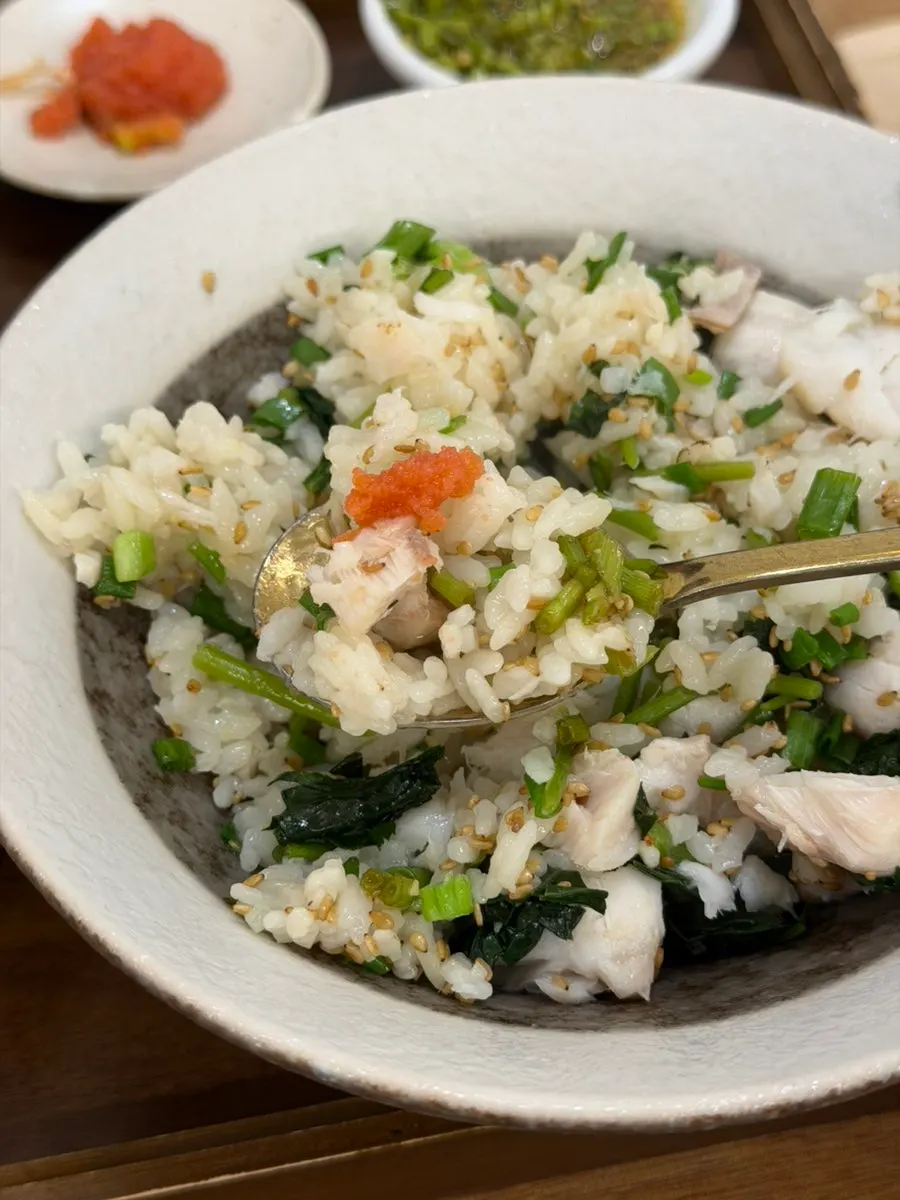Finishing the pot rice with crispy rice from the bottom of the pot